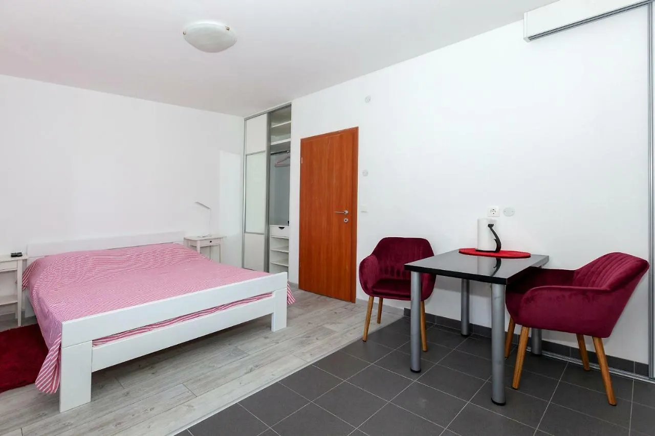 Studio Apartment Toma Split 0*,